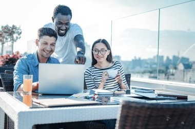 Uluslararası öğrencilerin birlikte kafede eğitim