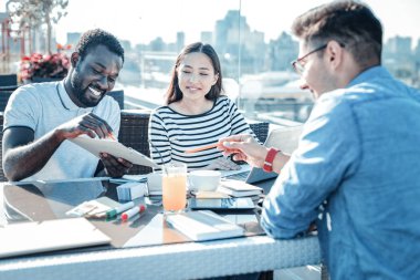 Terasta birlikte çalışan genç kendi hesabina kişiler