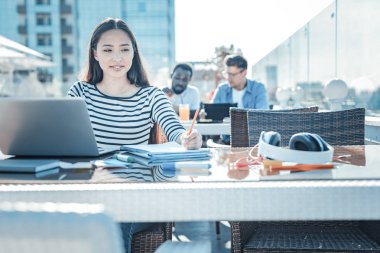 Kafede eğitim çalışkan kız öğrenci