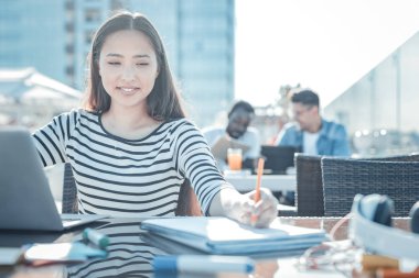 Neşeli kız ev atama açık havada üzerinde çalışma