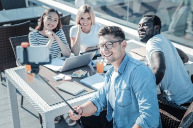 Selfies birlikte alan uluslararası öğrenciler