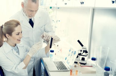 Laboratuvar çalışanları sırasında kimyasal sıvı tartışırken deneme