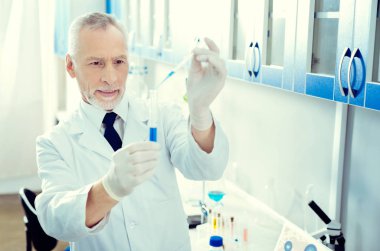 Sıvı test tüpüne ekleme olgun bilim adamı konsantre