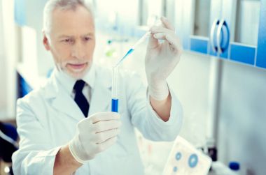 Tüp sıvı dökme olgun bilim adamı