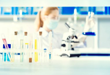 Test tüpleri renkli kimyasal sıvılar ile kapatmak