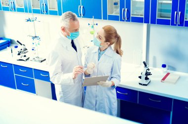 Danışmanlık ve not alma laboratuvar iş arkadaşları