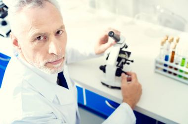 Kameraya çalışan ciddi erkek araştırmacı