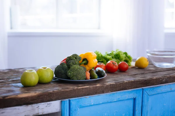 Fruits et légumes colorés sains couchés sur la surface — Photo