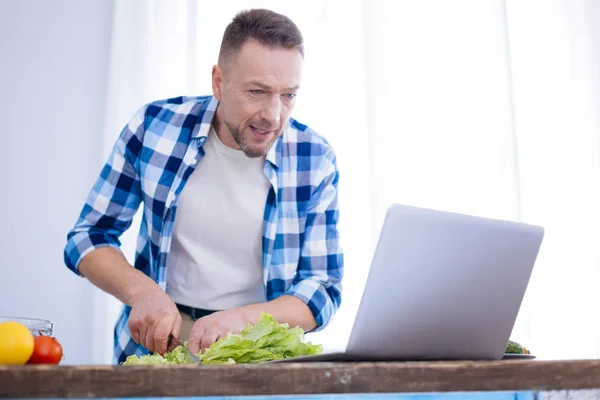 Uppmärksamma smart människa studera matblogg — Stockfoto