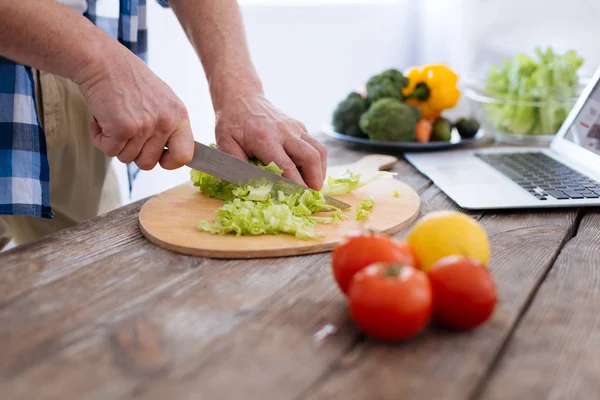 Привлекательные мужские руки режут салат — стоковое фото