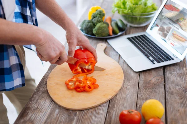 Apelando manos masculinas trituración pimiento — Foto de Stock