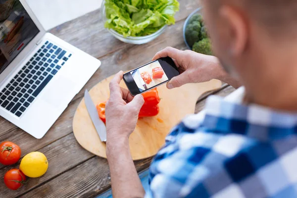 Joven biohacker masculino tomando foto de la comida — Foto de Stock