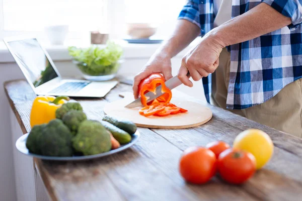 Mãos masculinas fortes preparando refeição — Fotografia de Stock