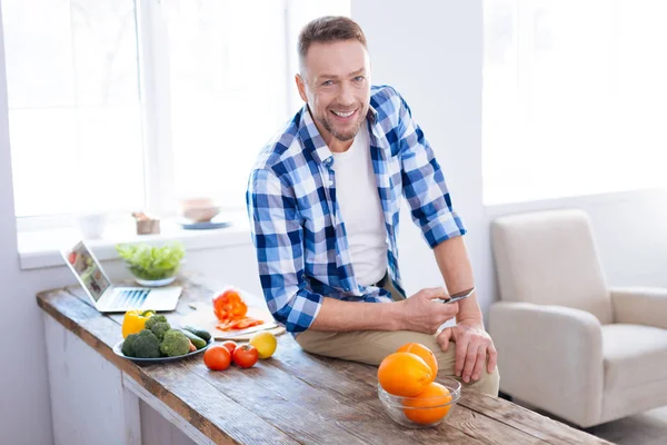 Charmig optimistisk man använder biohacking recept — Stockfoto