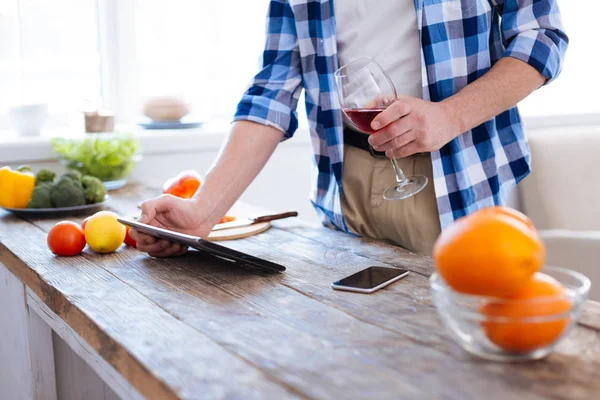 Manlig hand tar rött vin — Stockfoto