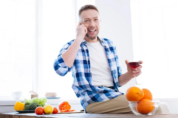 Energisk glad mannen prata telefon — Stockfoto