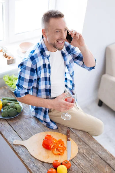 Inspirerade energisk man chattar på telefon — Stockfoto