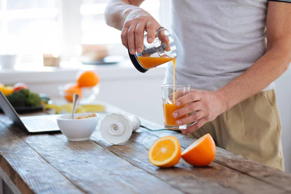 Handsome male hands pouring orange fresh — Stock Photo, Image