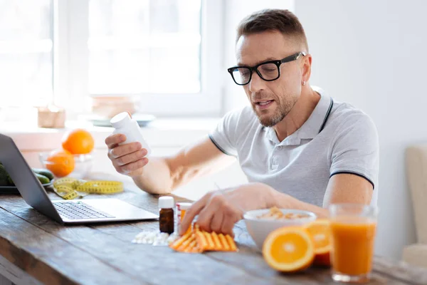 Hombre serio pensativo empezando biohacking — Foto de Stock