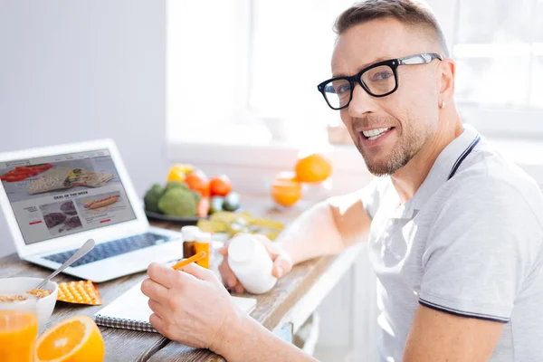 Vrolijke man beginnen biohacking geïnspireerd — Stockfoto