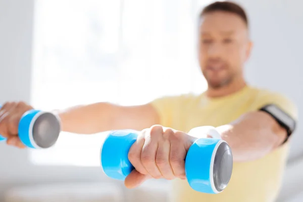 Joven haciendo ejercicio con pesas — Foto de Stock