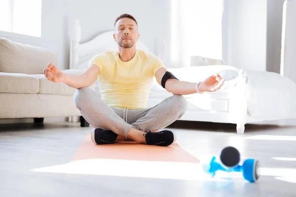 Calma homem sério praticando meditação — Fotografia de Stock