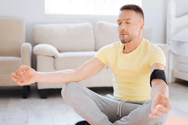 Concentrado homem de mente aberta tentando meditação — Fotografia de Stock