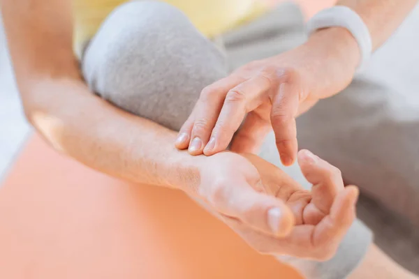 Les mains masculines comprennent la fréquence auditive — Photo