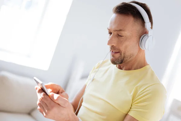 Agradable hombre bonito recogiendo música —  Fotos de Stock