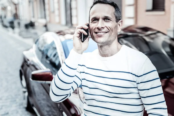 Веселый счастливый человек, разговаривающий по телефону — стоковое фото