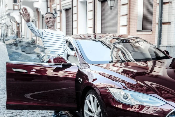 Alegre buen hombre entrar en su coche — Foto de Stock