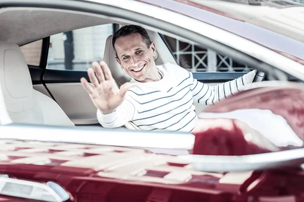 Feliz hombre positivo sentado detrás del volante — Foto de Stock