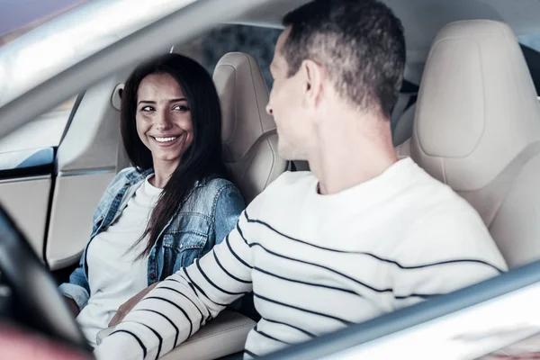Miłych ludzi pozytywnych, siedząc w samochodzie — Zdjęcie stockowe