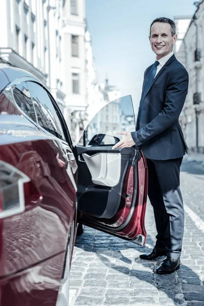 Alegre hombre positivo sosteniendo coches puerta — Foto de Stock