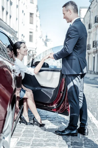 Aardige gelukkige vrouw krijgen uit de auto — Stockfoto
