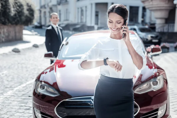 Feliz mujer de negocios inteligente comprobando la hora — Foto de Stock