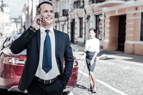 Stilig säker affärsman som pratar i telefon — Stockfoto