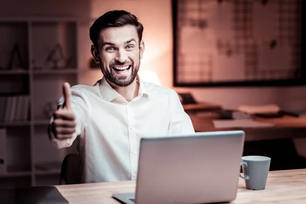 Hombre feliz satisfecho trabajando y regocijándose . — Foto de Stock