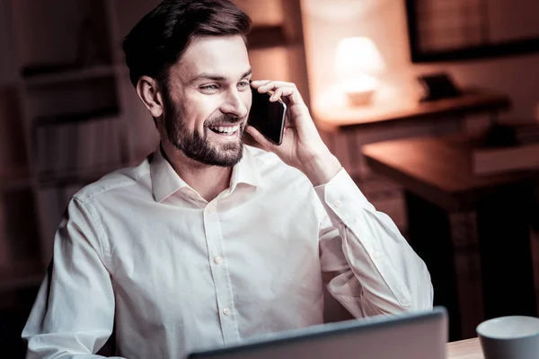 Nöjda trevliga mannen ha telefonerna konversation och ler. — Stockfoto