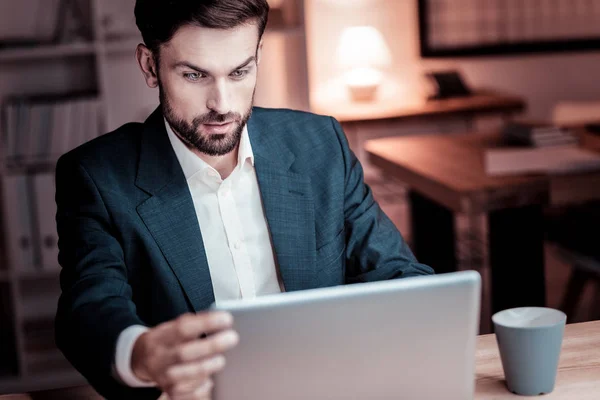 Upptagen eleganta arbetare använder laptop röra till skärmen. — Stockfoto