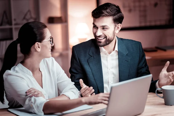 Freundliche Kollegen, die miteinander kommunizieren und Spaß haben. — Stockfoto