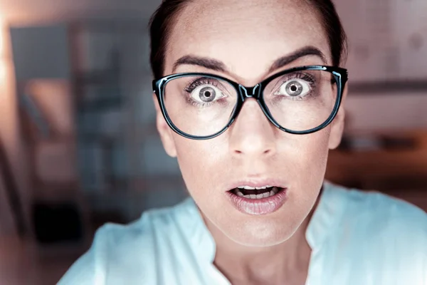 Mujer con gafas asombrada buscando tener asombro . — Foto de Stock