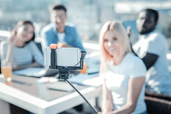 Gruppe junger Leute posiert für Selbstporträt-Foto — Stockfoto