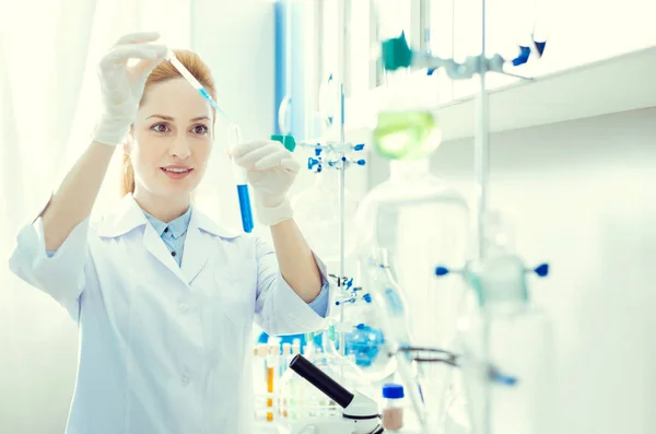 Entuzjastycznie kobiet naukowców prowadzących eksperyment chemiczny — Zdjęcie stockowe