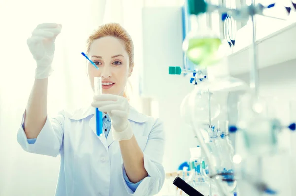 Kobieta naukowiec prowadzenie eksperyment chemiczny — Zdjęcie stockowe