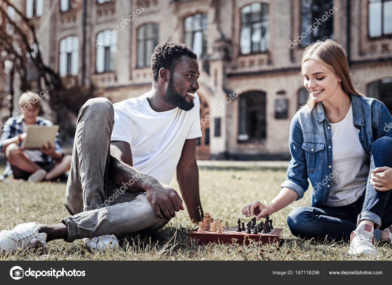 Inteligentnych ludzi młodych, gra w szachy — Zdjęcie ...