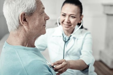 Oturma ve iş üst düzey hoş adam siparişleri hemşire.