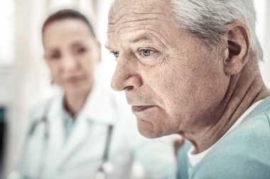 Düşünceli derin adam hakkındaki düşüncelerini zenginleştirme ve bir kenara arıyorsunuz.