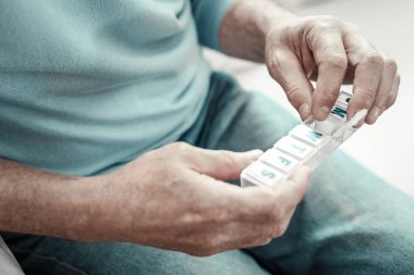 Oturma ve hapları tutmak yaşlı komuta sizde.