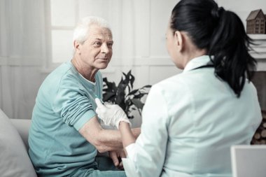 Hoş komuta sizde oturan ve kolunu enjeksiyon için hazırlanıyor.